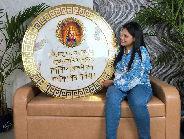 Kavita Dadhich, resin artist in Jaipur, with a large epoxy resin mantra frame